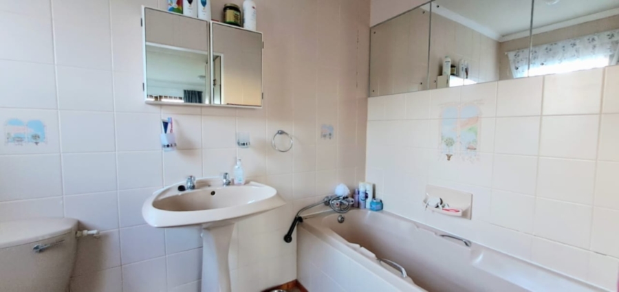 4 Bedroom Property for Sale in Sandbaai Western Cape